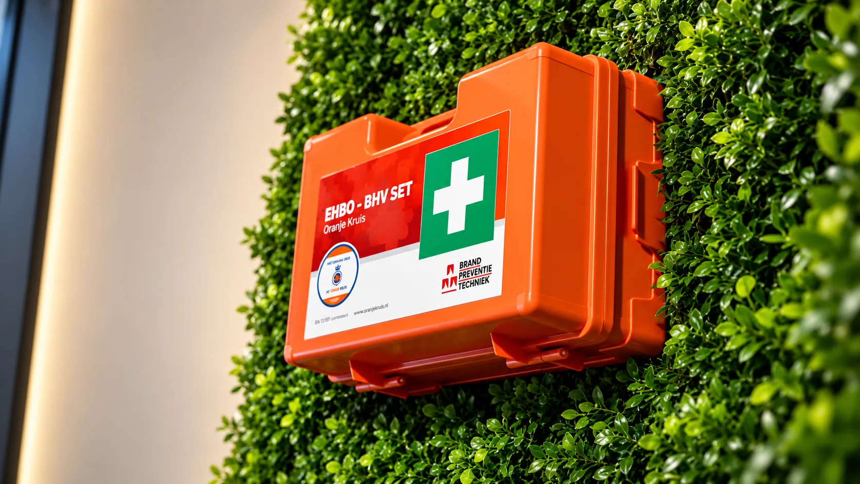 EHBO-koffer aan de wand, gecontroleerd door Brandpreventie Techniek